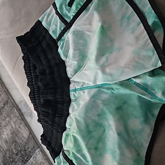 Lululemon shorts size 4 - Picture 1 of 5